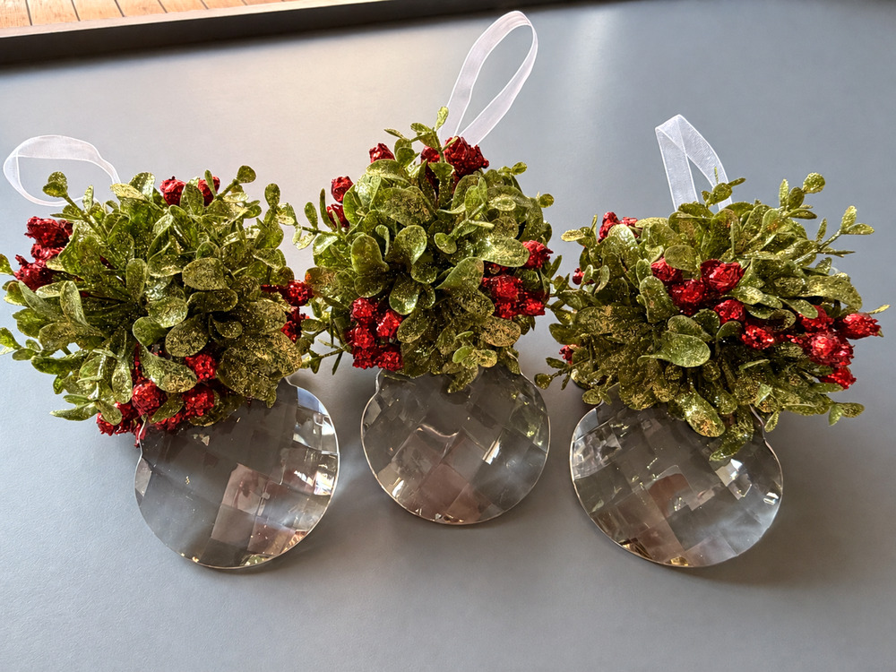 Ganz Kissing Krystals EY34G Mistletoe Vintage Matching Set of 3 Classic Red